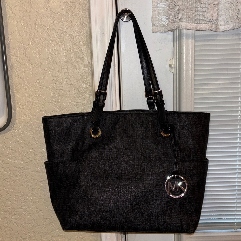 Michael Kors Elegant Black Shoulder Handbag